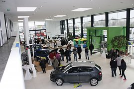 Nach und nach kamen immer mehr Kunden in die koda-Autowelt Peter. (Foto: Fischer/Autohaus Peter)