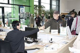 Herzliche Begrüßung eines Kunden durch Serviceassistentin Iris Jähnel. (Foto: Fischer/Autohaus Peter)