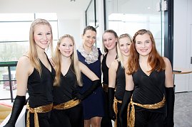 Laureen, Charlotte, Nele, Lena und Charlotte begeisterten mit ihren Tänzen. In ihrer Mitte: Tanzlehrerin und Choreografin Katrin Schille. (Foto: Fischer/Autohaus Peter)