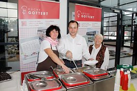 Süßes und Deftiges servierte das Gottert-Team vom "Kochlöffel". (Foto: Fischer/Autohaus Peter)