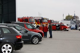 Während die Erwachsenen die kodas ins Visier nahmen, eroberten die Kinder die Feuerwehrfahrzeuge (Hintergrund). (Foto: Fischer/Autohaus Peter)