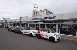 Verkaufsberater Johannes Gerlach und Simone Heinemann präsentieren die Neuen von smart. (Foto: Fischer/Autohaus Peter)