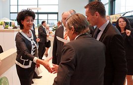 Gabriela Biermann begrüßt Wolfgang Grupp. (Foto: Fischer/Autohaus Peter)