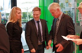 Joachim Junker begrüßt Maik Szybalski und Partnerin. (Foto: Fischer/Autohaus Peter)