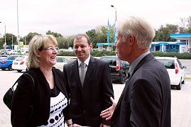 Joachim Junker begrüßt Staatssekretärin Inge Klaan und Ehemann Mathias. (Foto: Fischer/Autohaus Peter)
