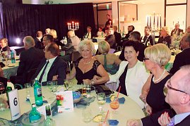 Die NUV-Mitglieder feierten ihr Jubiläum auch mit Gesang und Schunkeleinlagen. (Foto: Fischer/Autohaus Peter)
