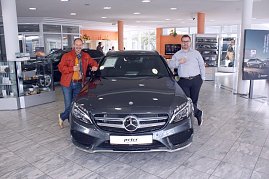 ... dann könnte bald ein Kaufvertrag folgen. Jörg Luh und Sohn Christian waren begeistert vom Mercedes-Benz T-Modell. (Foto: Fischer/Autohaus Peter)