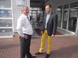 In Opel-Gelb: Geschäftsführer Andreas Peter schaute in Sondershausen vorbei und begrüßte Klaus-Dieter Rothschuh. (Foto: Blank/Autohaus Peter)