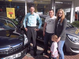 Verkaufsberater Gyula Hinger begrüßte Kevin Vonderlind und Julia Lucke mit Töchterchen Lina. Mit einem neuen Opel verließ die junge Familie das Oktoberfest in Sondershausen. (Foto: Blank/Autohaus Peter)