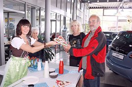 Im adretten Dirndl begrüßte Carolin Fuhrmann in Nordhausen die Gäste. (Foto: Fischer/Autohaus Peter)
